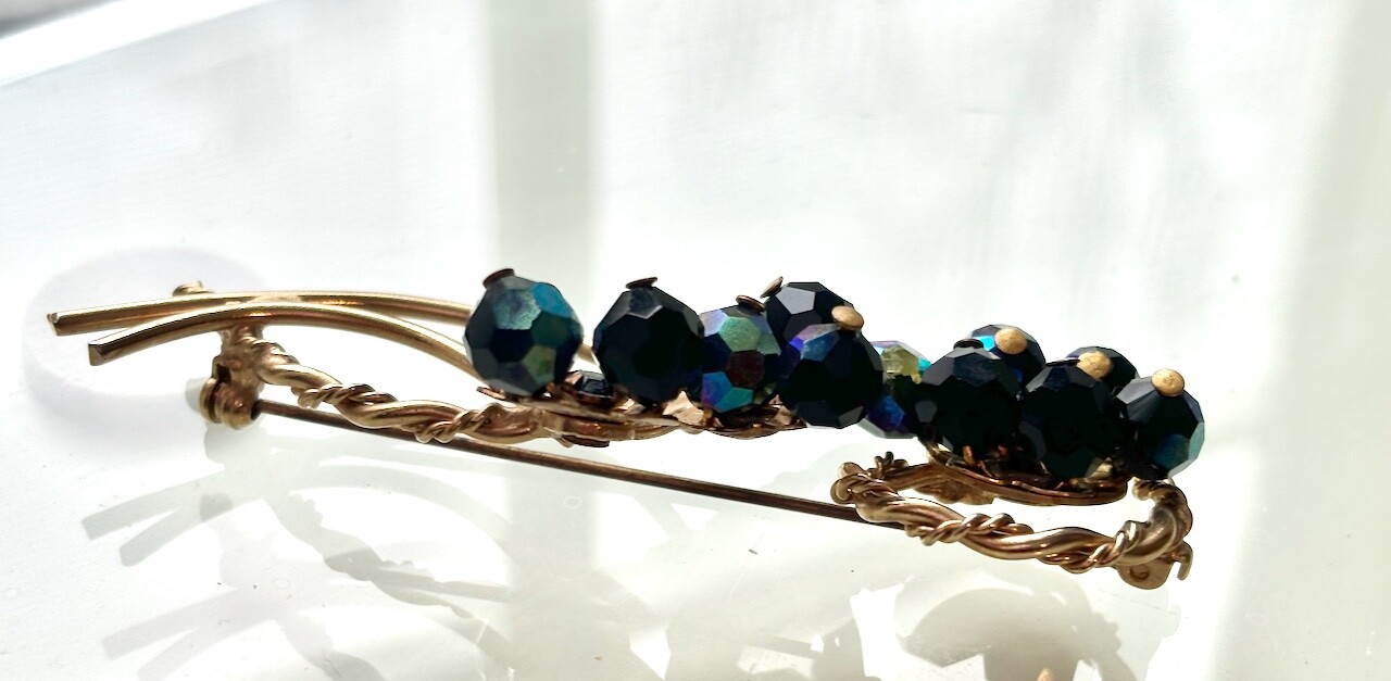 ELEGANT 1950s VINTAGE BLACK FACETED BEAD CLUSTER FASHION BROOCH, 3″ FLOWER PIN