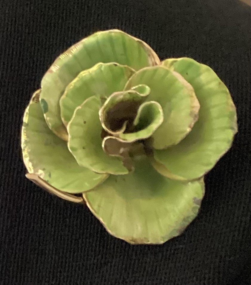 VINTAGE GLOSSY GREEN/GOLD ENAMEL METAL FLOWER BROOCH 7 PEDALS✨