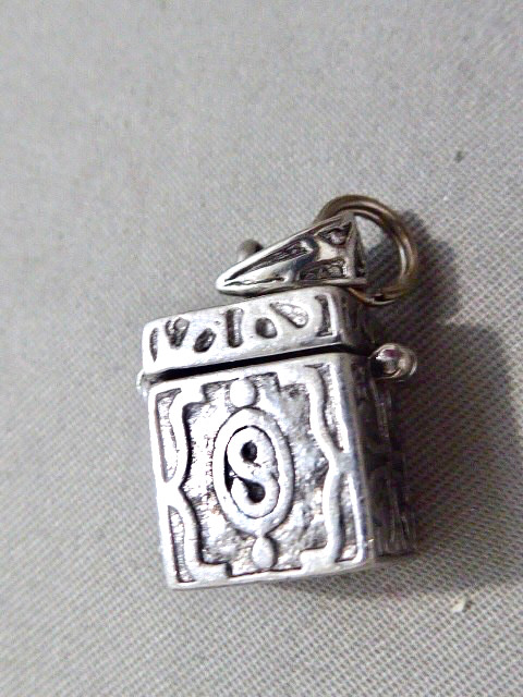 VINTAGE STERLING SILVER HINGED TOP OPENS FOOUR LEAF CLOVER TREASURE CHEST CHARM