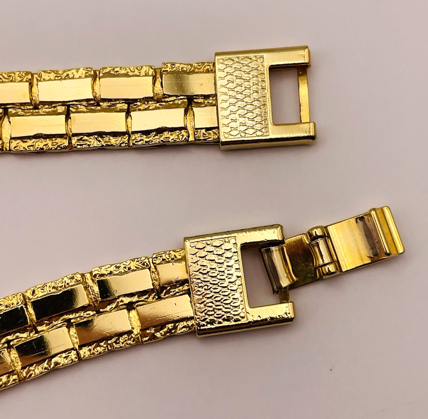 Vintage Gold Tone Smooth and Textured Wide Chain Necklace 24″ Statement