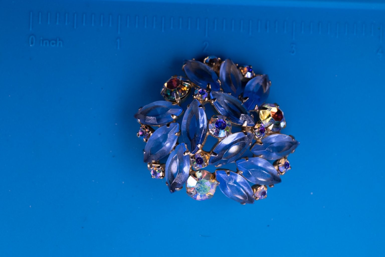 Vintage Cluster Brooch Pin Gold Tone Metal 2″ Round Blue Rhinestone AB Faceted