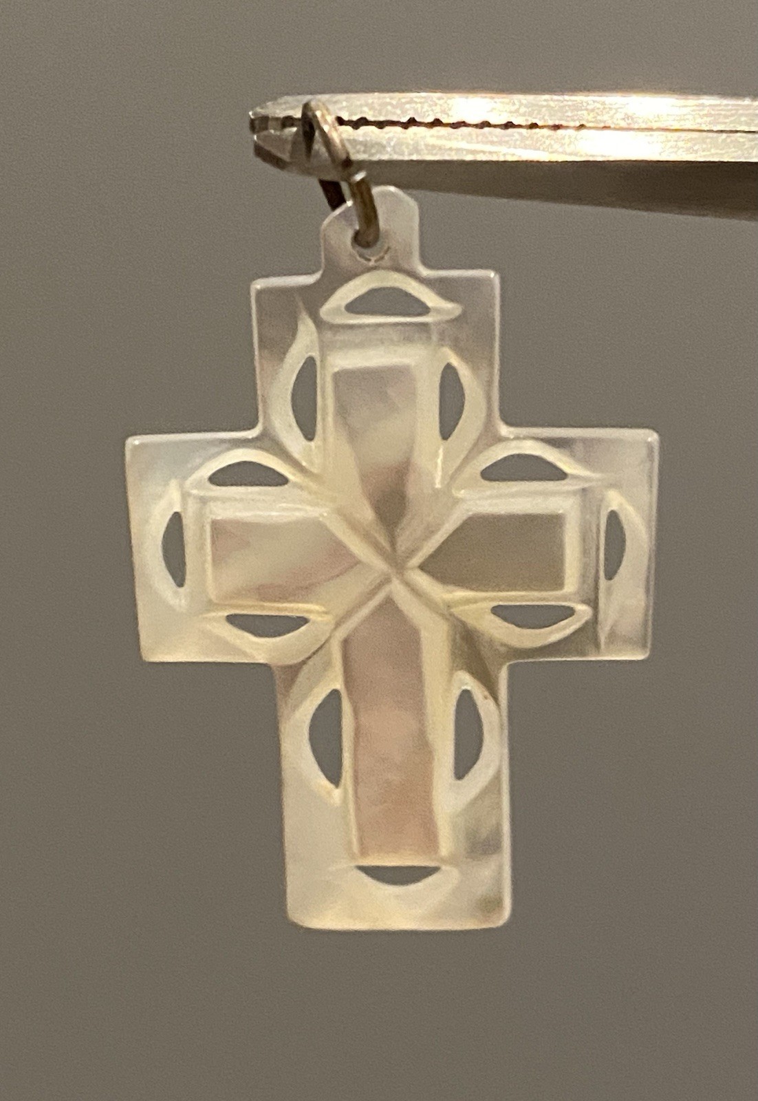 Beautiful Vintage Carved Mother of Pearl Cross Pendant 1.52gr