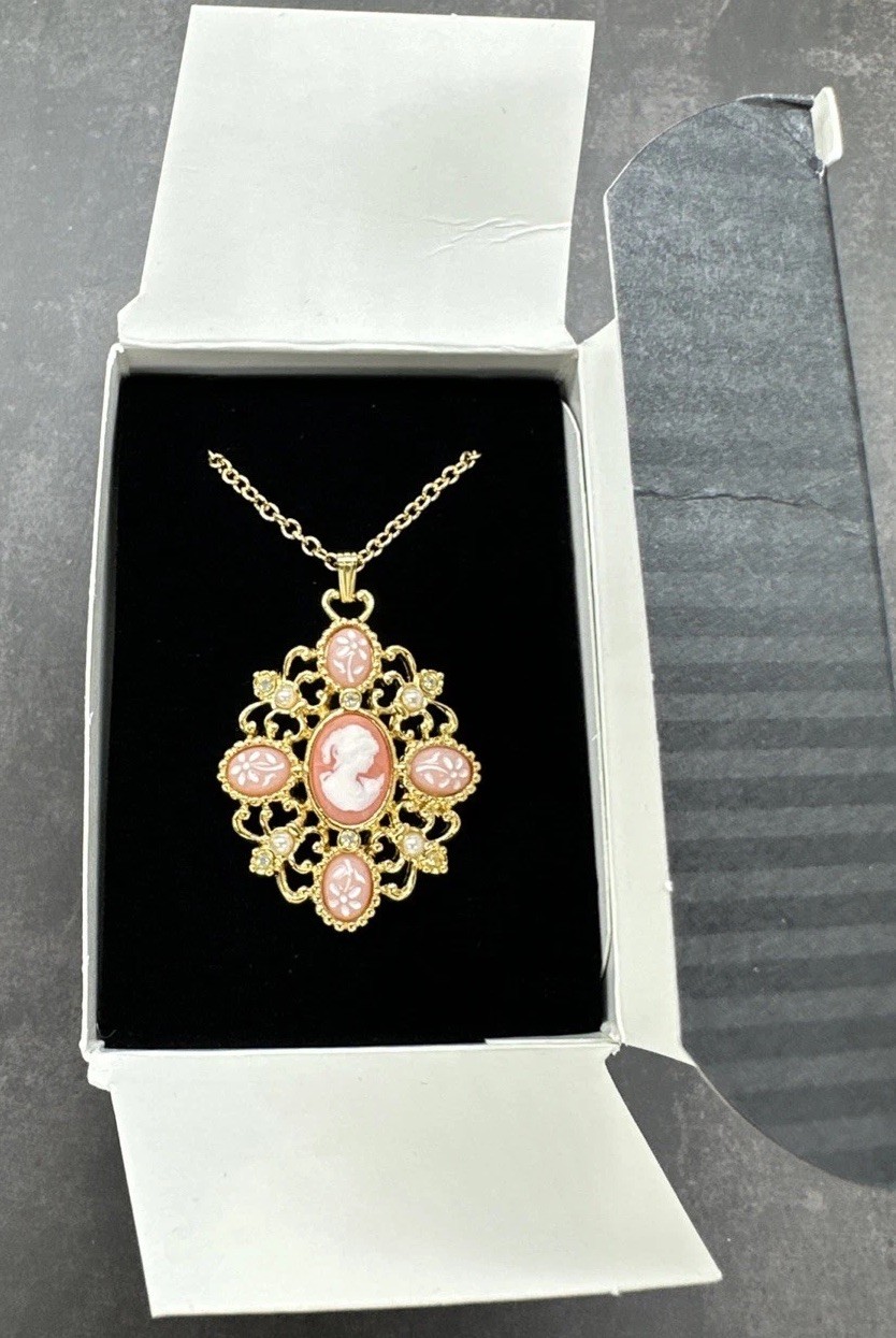 Vintage Avon Romantic Poet Necklace Gold Tone Pink 1994 Signed Love Beauty NIB