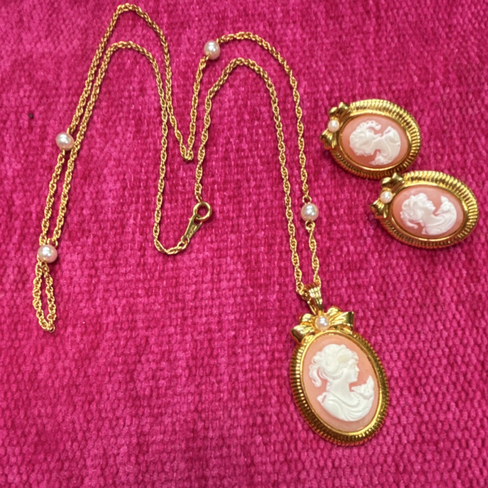 Vintage AVON Gold Tone Cameo Necklace & Earrings Set White & Pink Oval