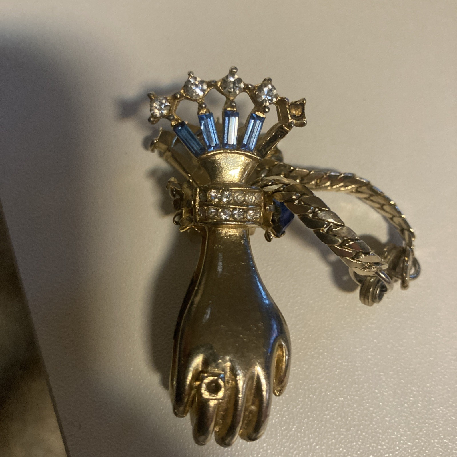 Vintage 1950 Bylle Co clasped hands glove holder clip with and blue rhinestones