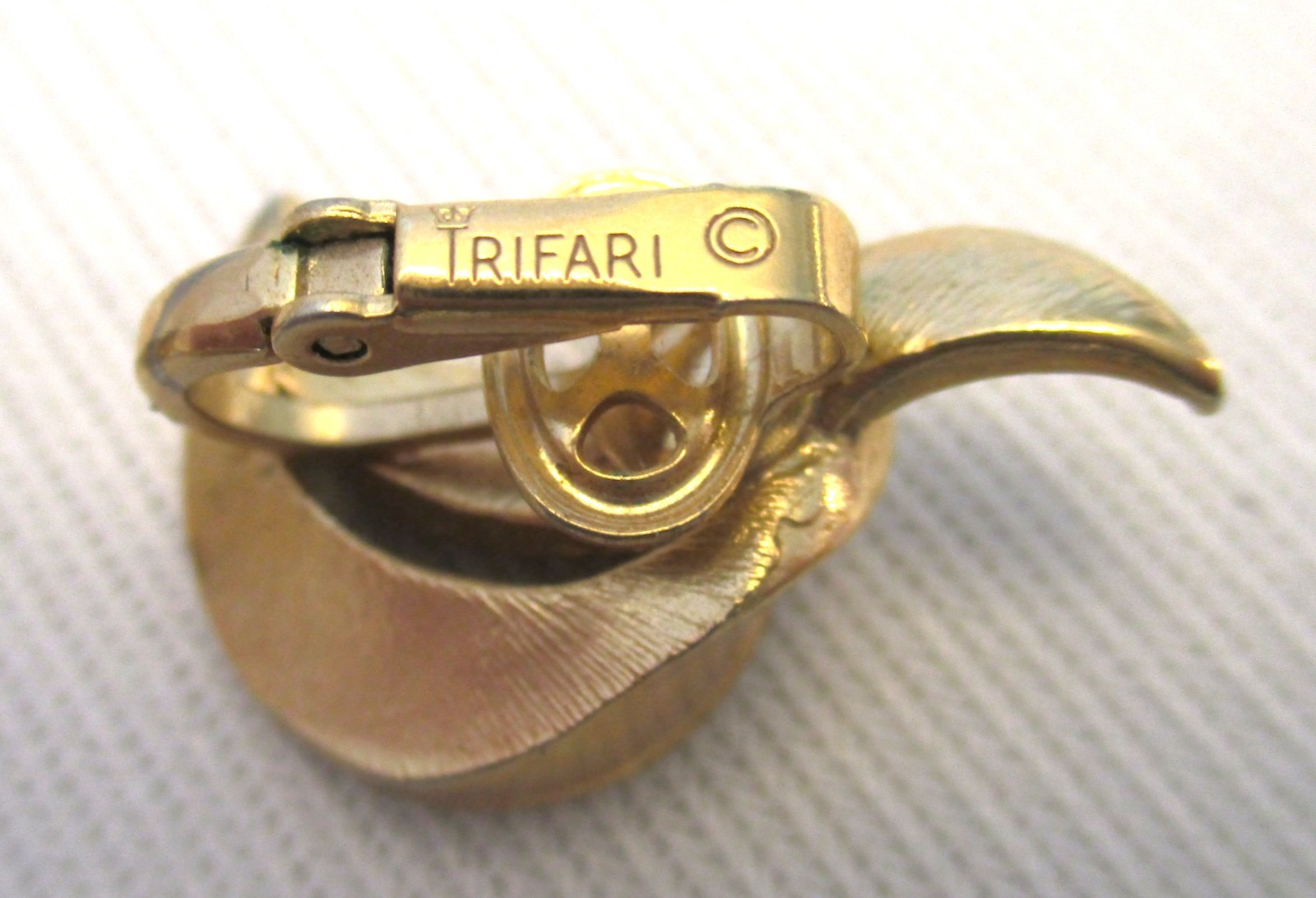Vtg Signed Gold Tone Brooch & 5 Pair Clip on Earrings 1 Pr Trifari &1 Pr Monet