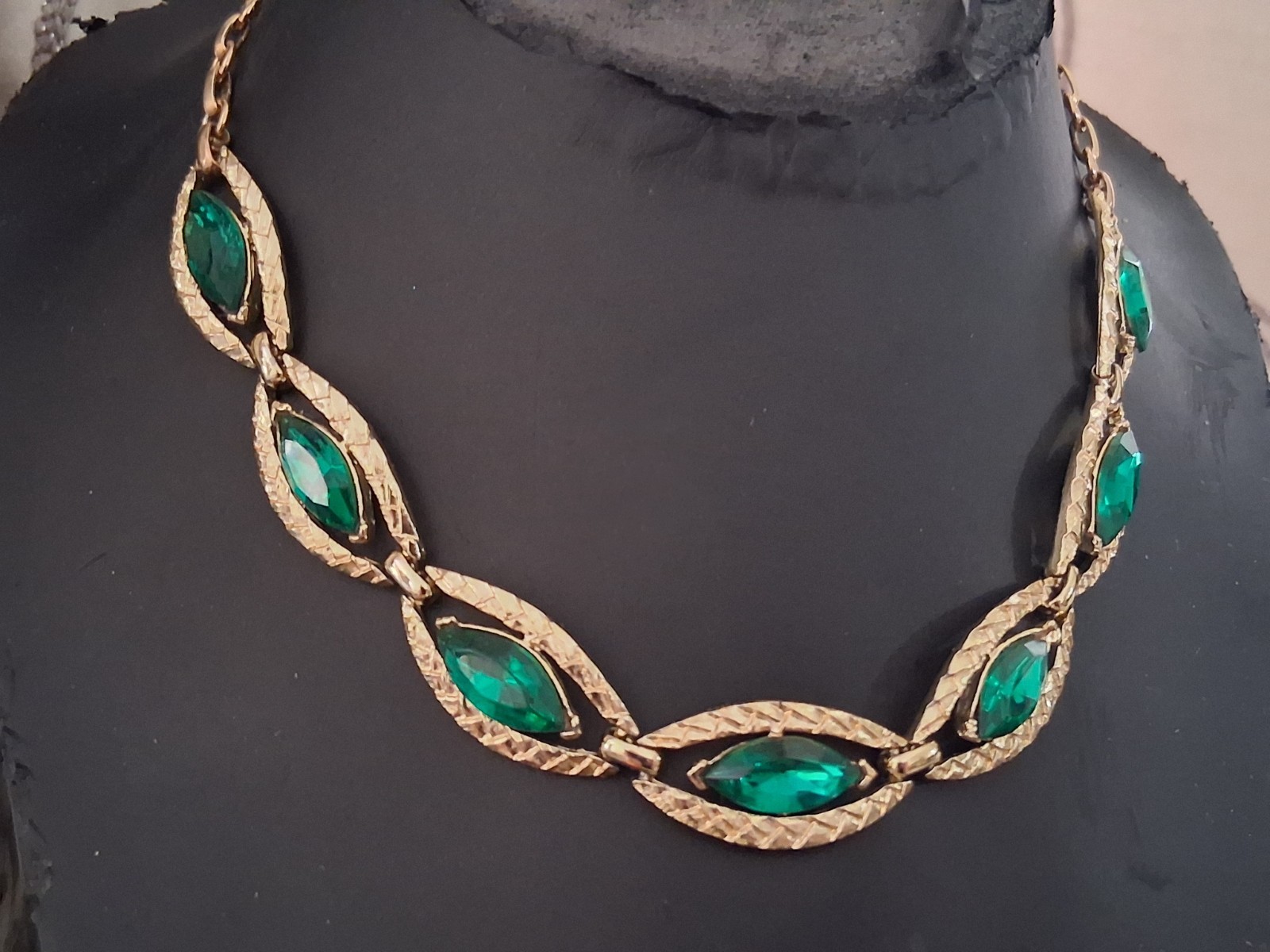 Coro emerald green marquise-cut chain link necklace, gold-tone, excellent condit