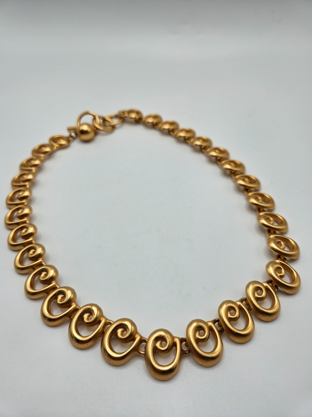 VINTAGE Anne Klein AK Matte Gold Tone Swirl Articulated Link Chain Necklace