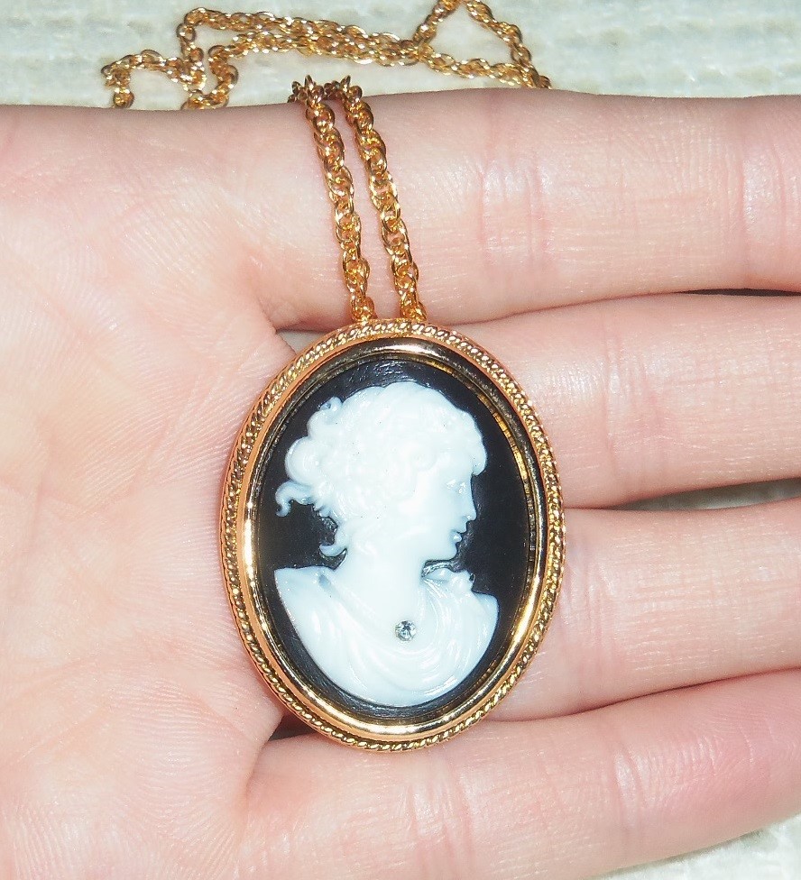 NEW Vintage 1984 AVON White in Black Cameo Pin / Pendant Chain Necklace 23.5”