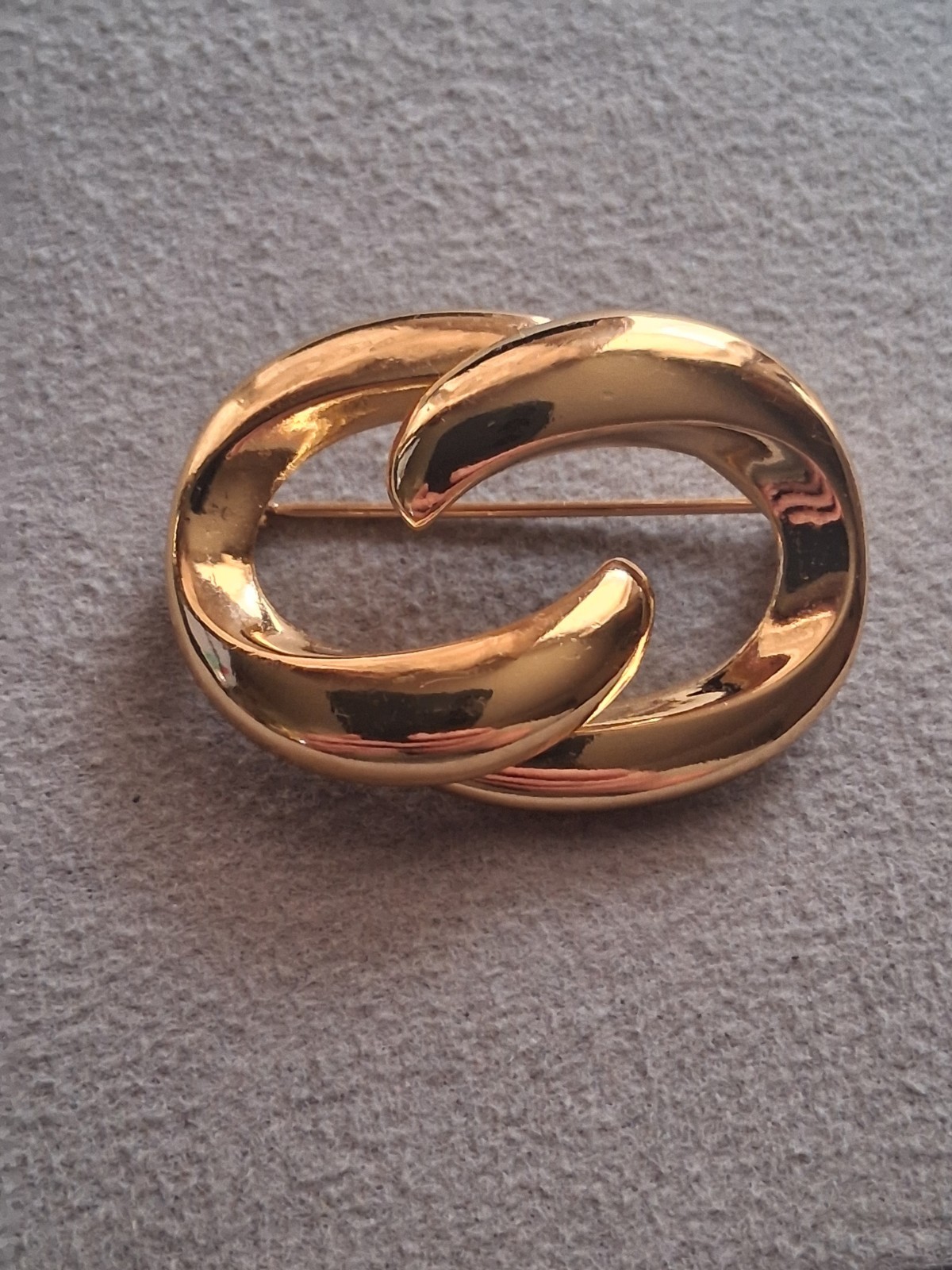 Christian Dior abstract interlocking circle gold-plated brooch. Vintage 1980s-90
