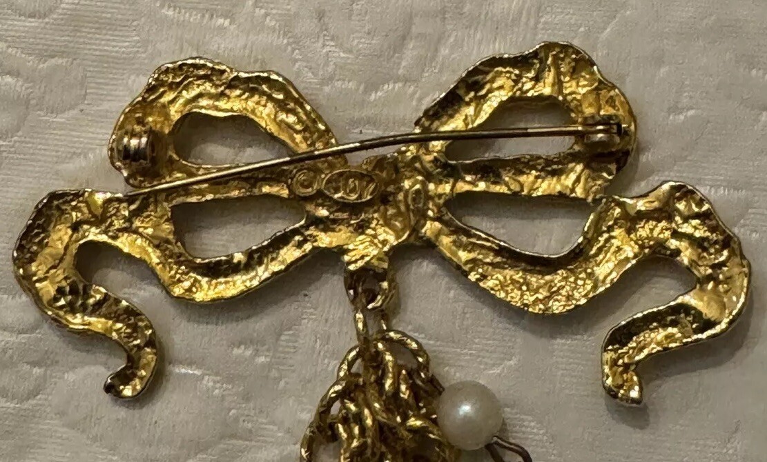 Vtg LESTER JOY Brooch Pearl Bow Ribbon Tassel Dangle Gold Chain Pin 4.5” BowTie