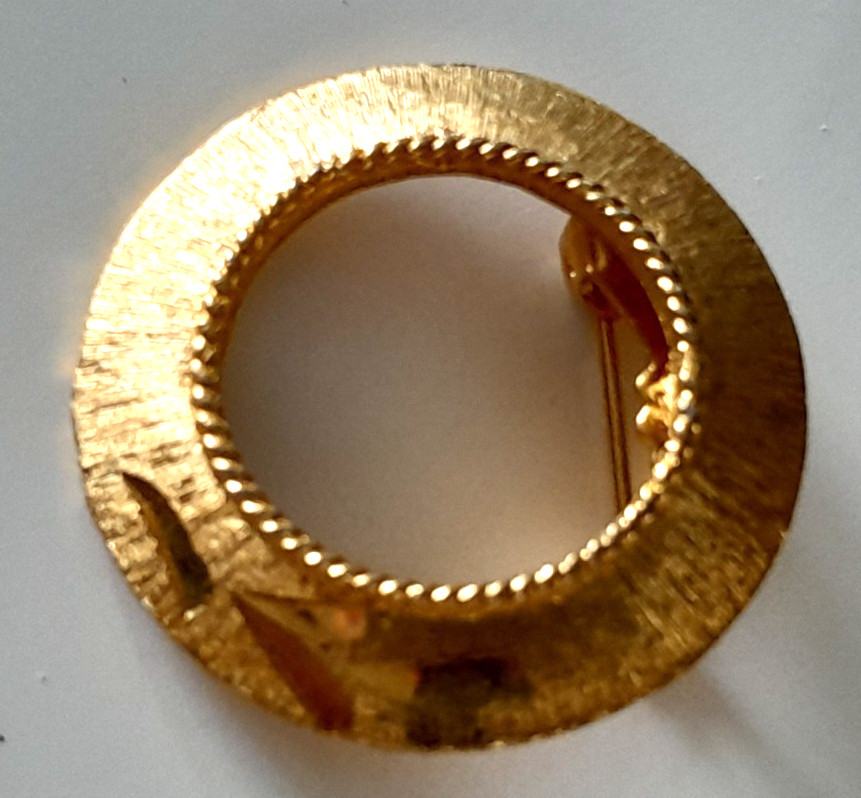 Vintage 1960’s MAMSELLE Signed Gold-Tone Metal 1.25″ Wreath Circle Pin/Brooch
