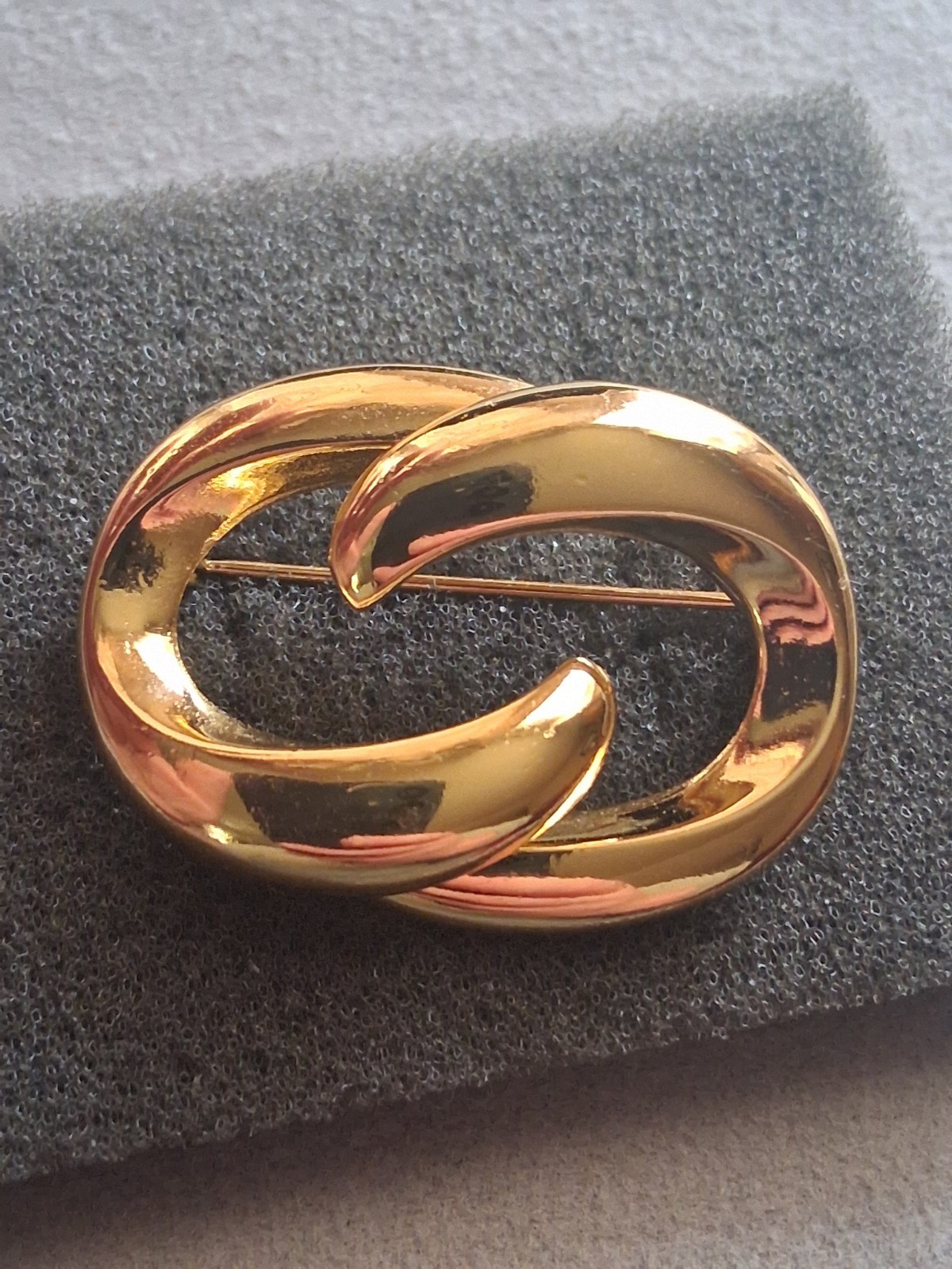 Christian Dior abstract interlocking circle gold-plated brooch. Vintage 1980s-90