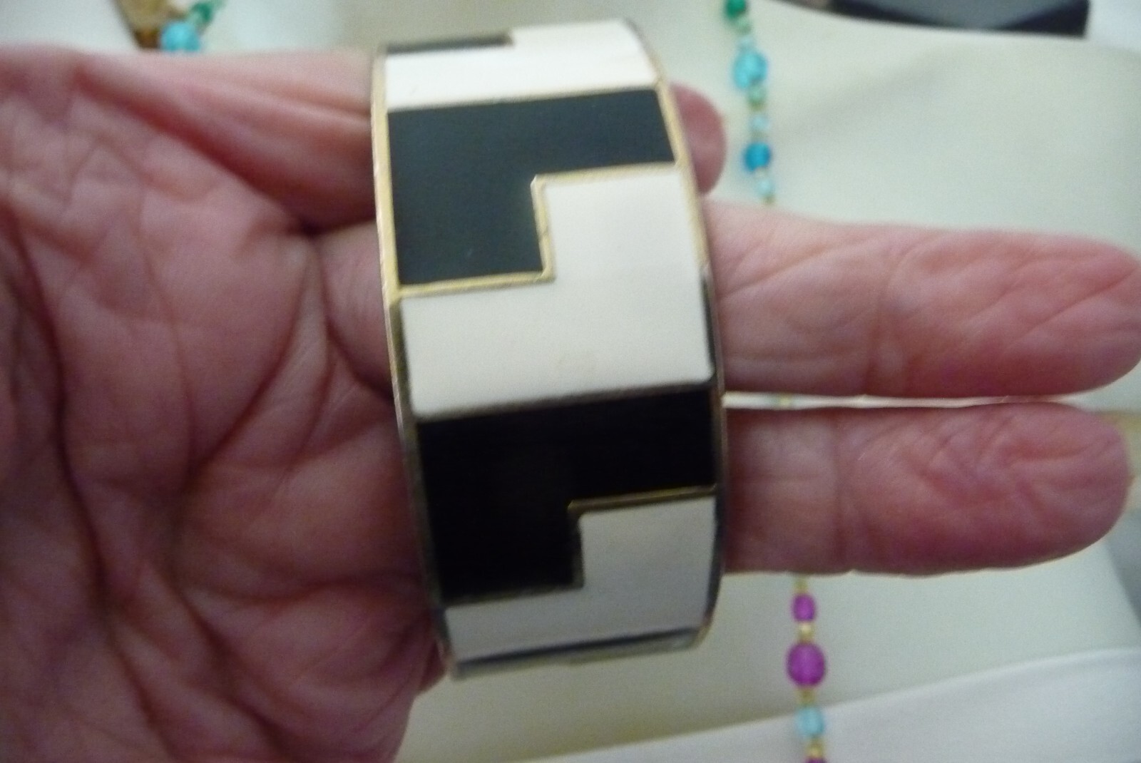 L.A.M.B. GWEN STEFANI SIGNED ABSTRACT B&W ENAMEL 1″ W BANGLE BRACELET #1925A