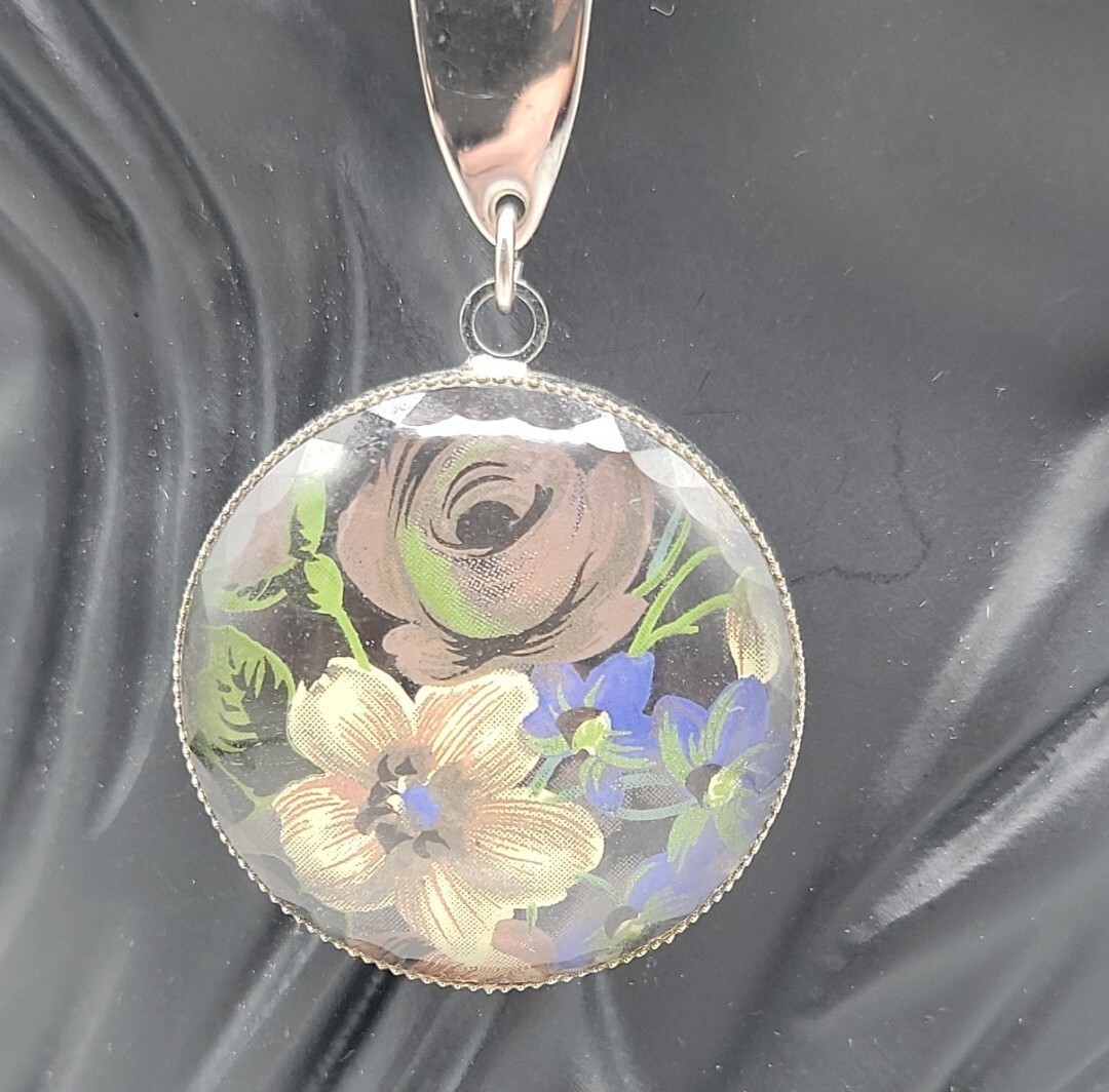 Vintage 1950s Handpainted Floral Pendant Necklace 24″ Silver Tone Chain