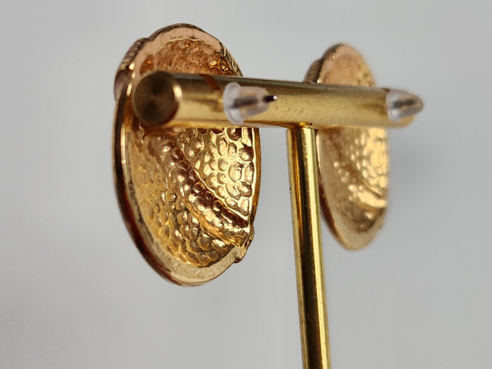 Vintage Salmon Color Round Enamel Earrings w Gold Tone Vertical Grooved Lines 1″