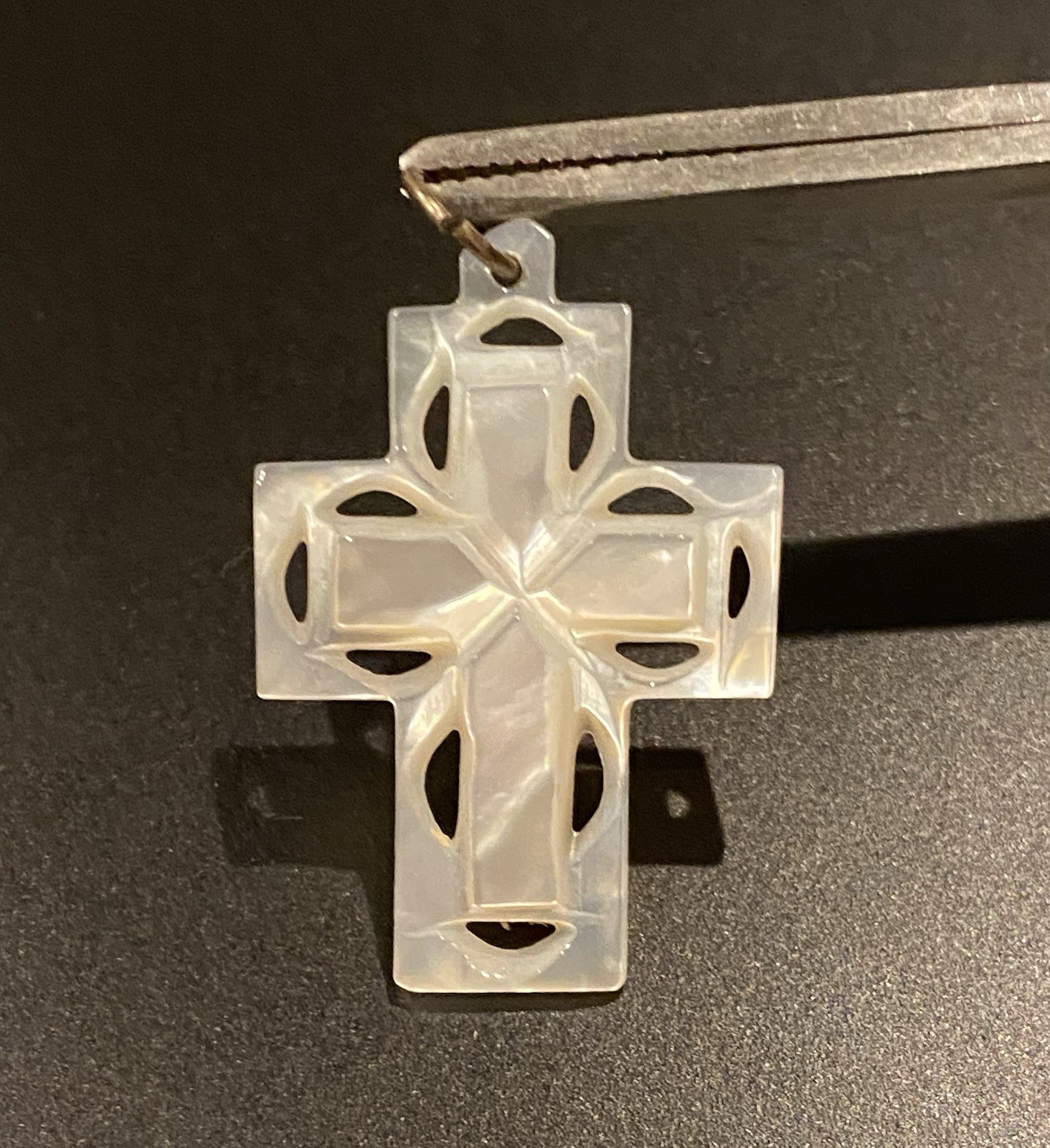 Beautiful Vintage Carved Mother of Pearl Cross Pendant 1.52gr