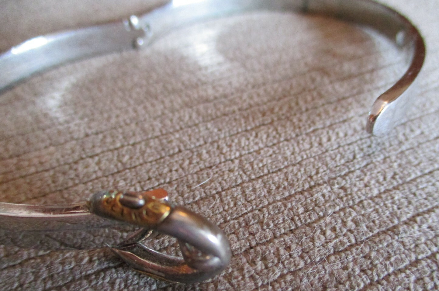 VTG. HENRI BENDEL SILVER TONE HINGED BUCKLE BRACELET