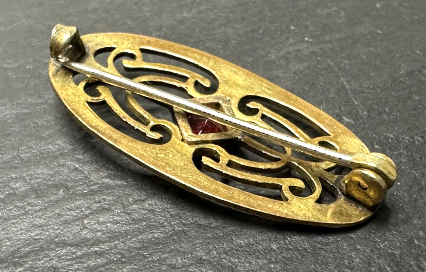 VINTAGE GOLD FILLED? BROOCH WITH SCROLL DETAILS AND RED GLASS ACCENT N829