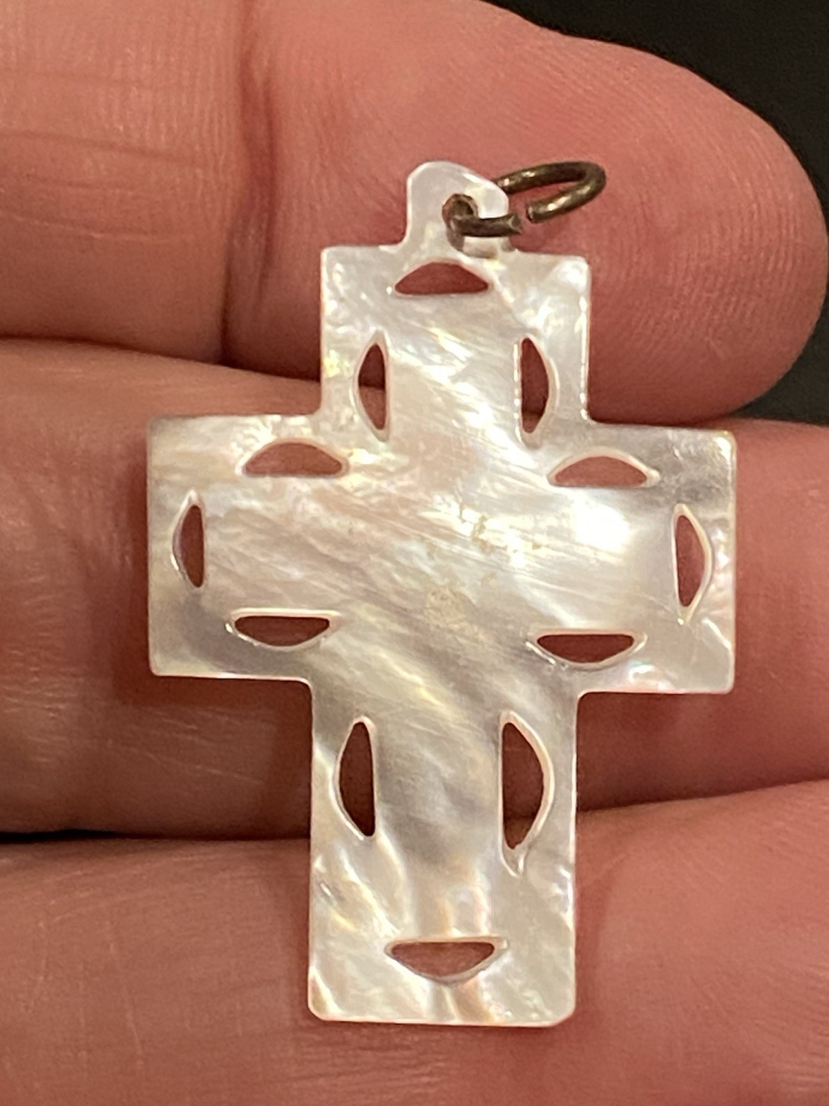 Beautiful Vintage Carved Mother of Pearl Cross Pendant 1.52gr