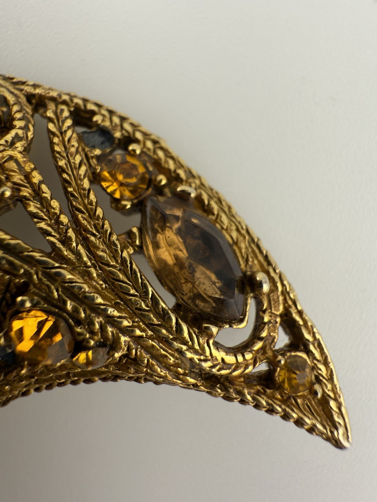 LA ROCO GOLDTONE RHINESTONE PAISLEY CRESCENT MOON BROOCH AS IS K945B
