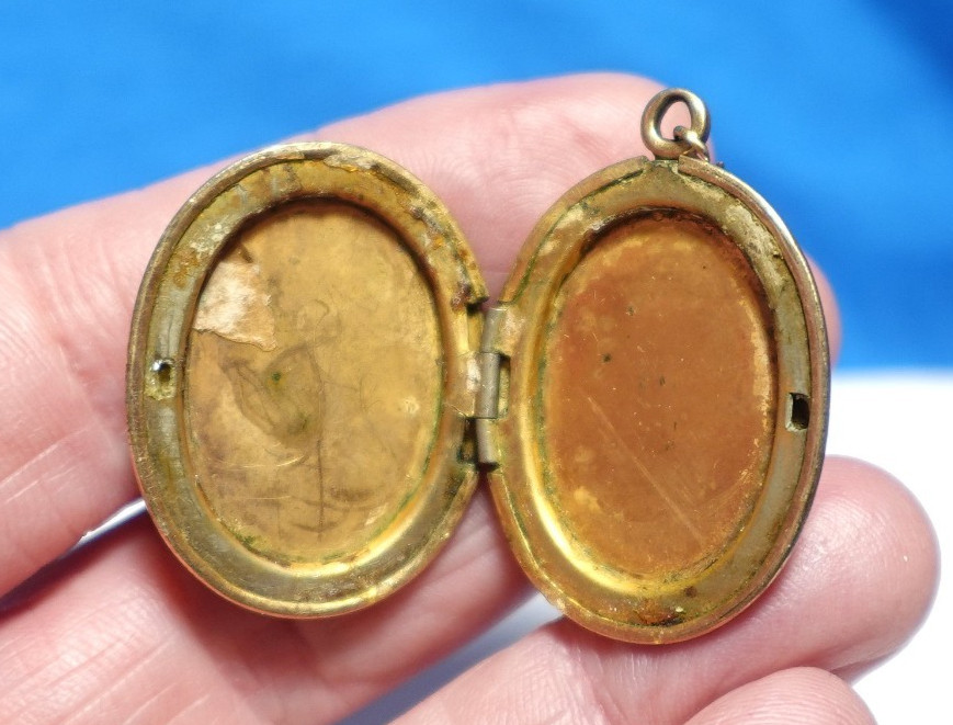 GOLD FILLED VINTAGE OVAL LOCKET SINGLE FLOWER 20 X 28 MM 5.3 GRAMS J-695