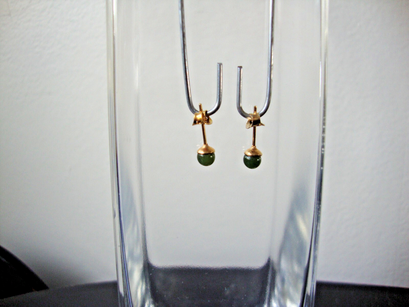 VTG CLASSIC CHINESE 4MM GREEN JADE BEAD/BALL YELLOW GOLD PLATED POST EARRINGS