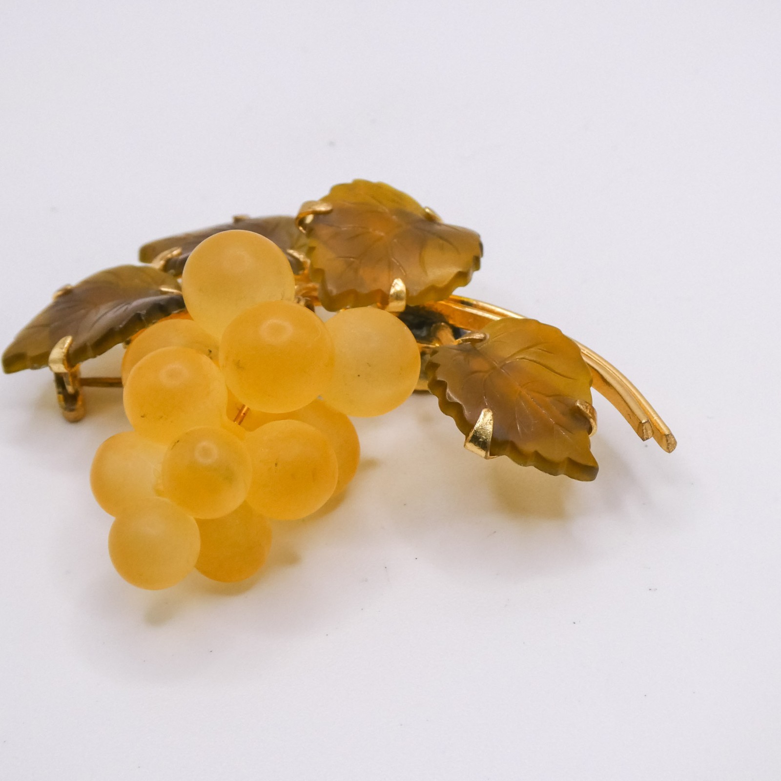 Vintage Lucite Green Grape Vine Cluster 2″ Brooch Pin Womens Men’s