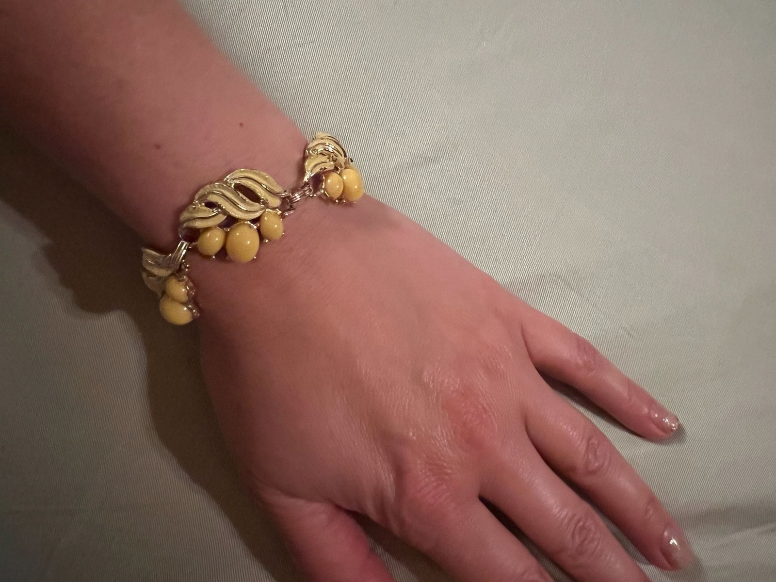 Vintage 1950s Gold-Tone and Butter Yellow Thermoset Lucite Leaf Link Bracelet