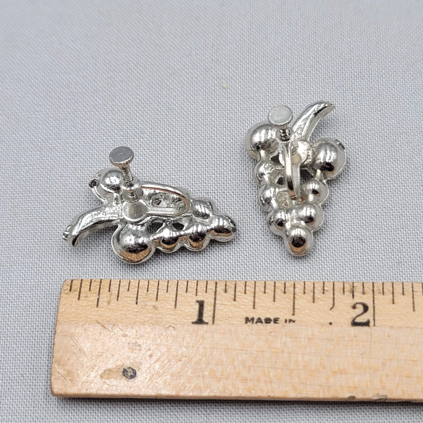 Vtg Bunch of Grapes Rhinestone Clip on Earrings Silver tone Screw Back 1 1/8″