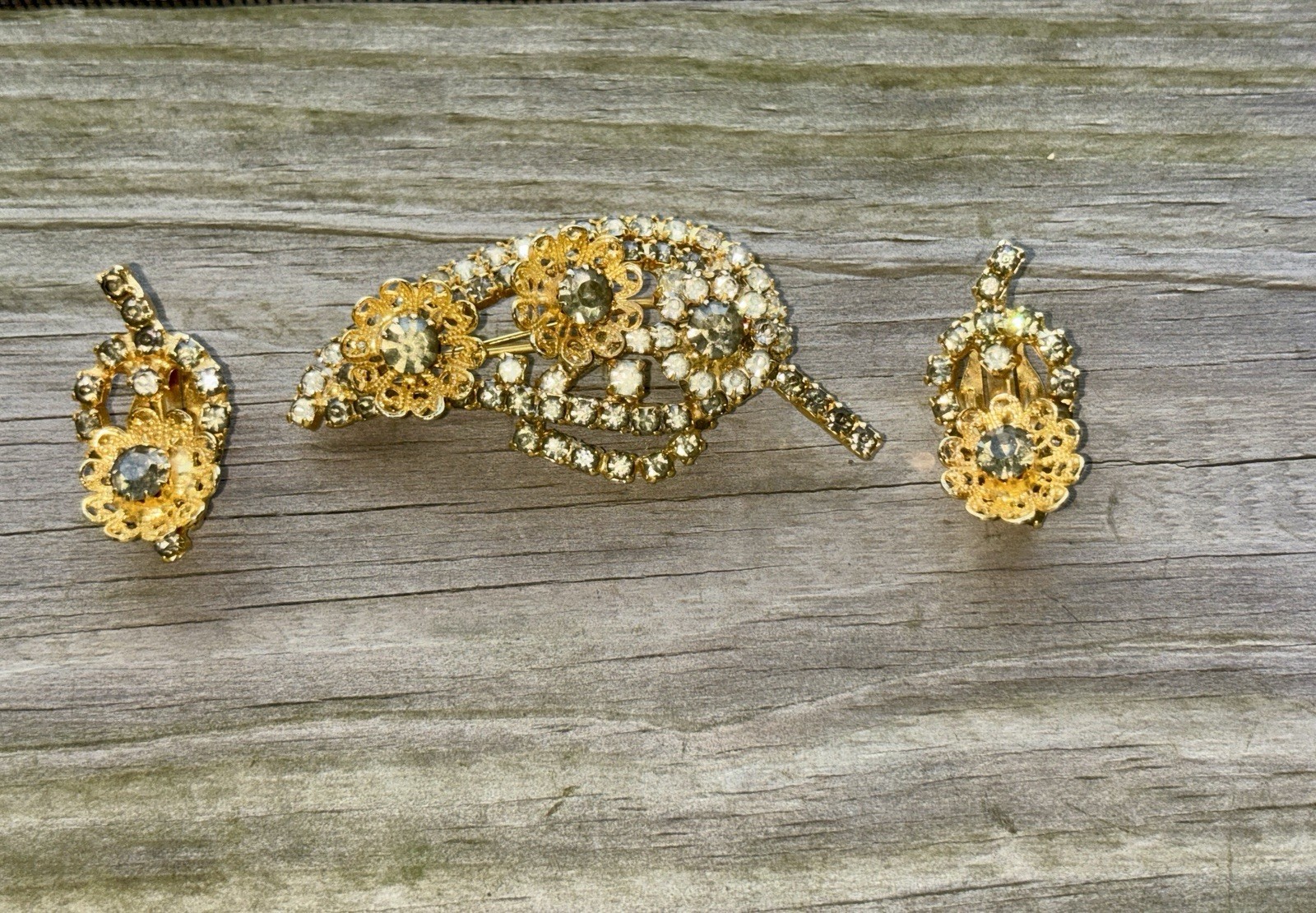 Vintage Matching Brooch And Earrings Set Shiny Sparkling Gold Tone Set