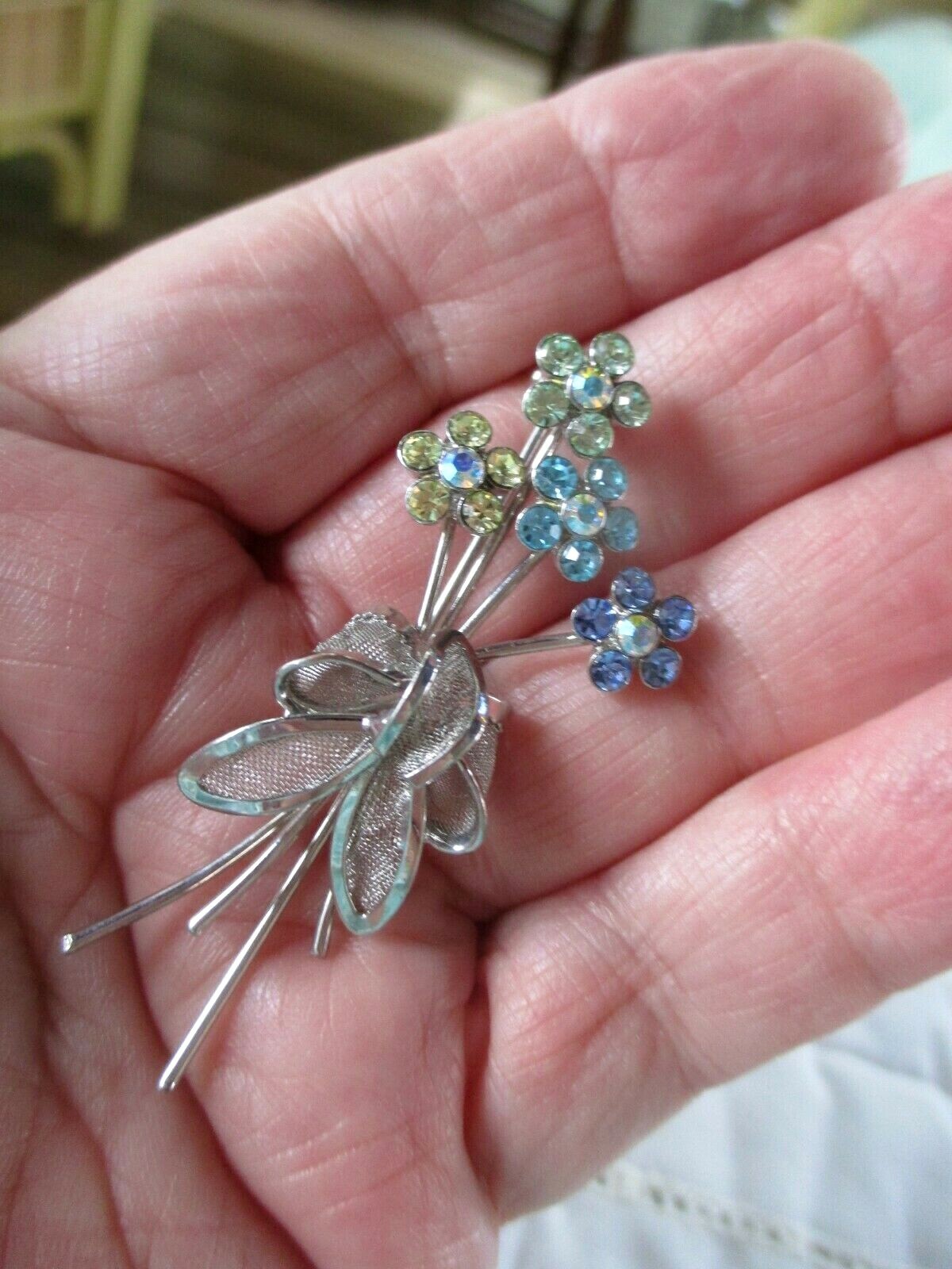 VINTAGE BLUE TINTED AURORA BOREALIS FLORAL BOUQUET WITH RIBBON BROOCH MADE USA