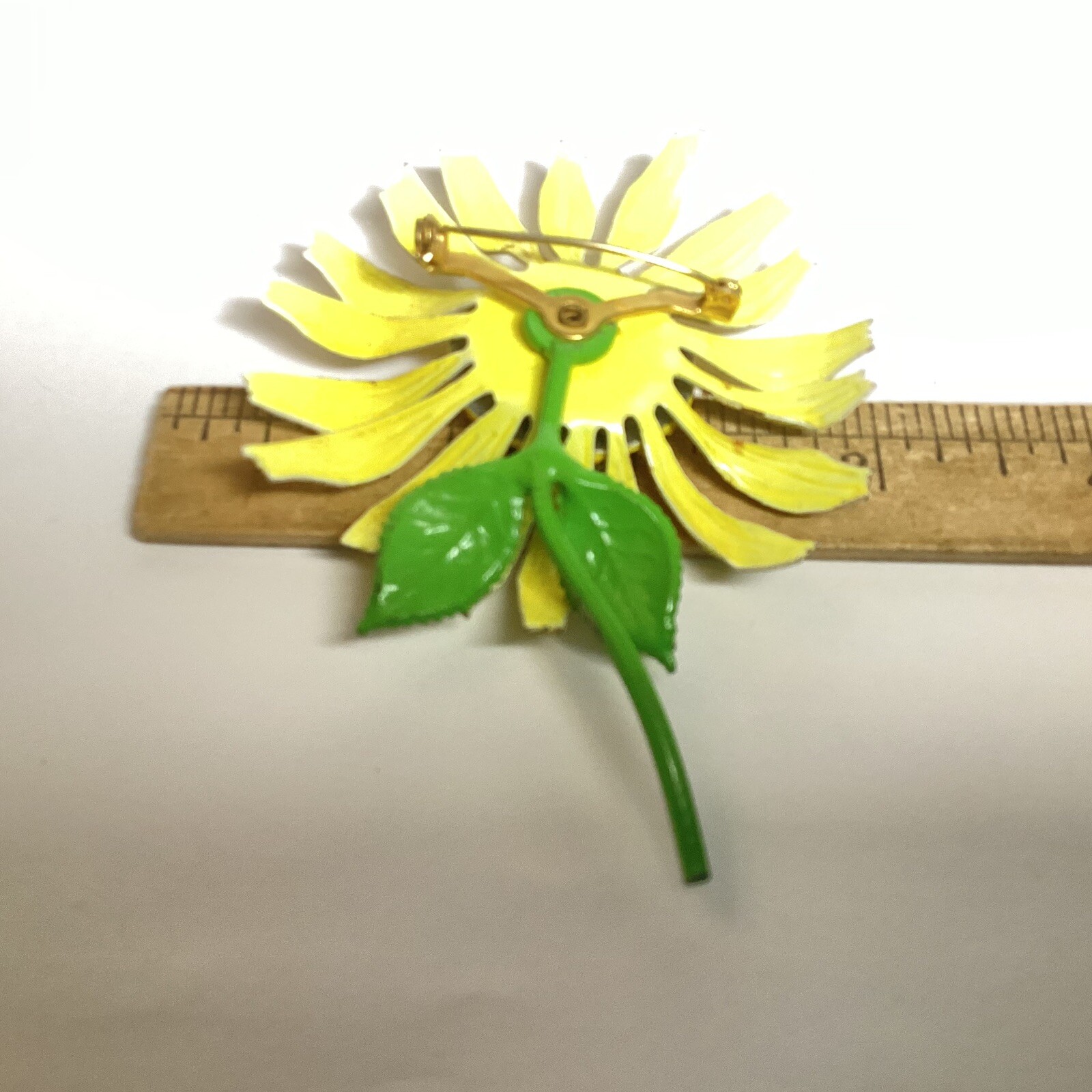 RETRO 1960’s YELLOW ENAMEL DAISY BROOCH WITH GREEN STEM