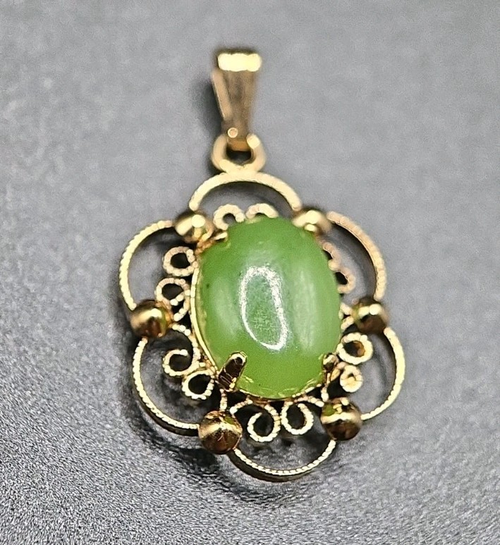 ​Vtg Gold on Sterling Silver Filigree Jade Cabochon Flower Pendant Vermeil 1.5g