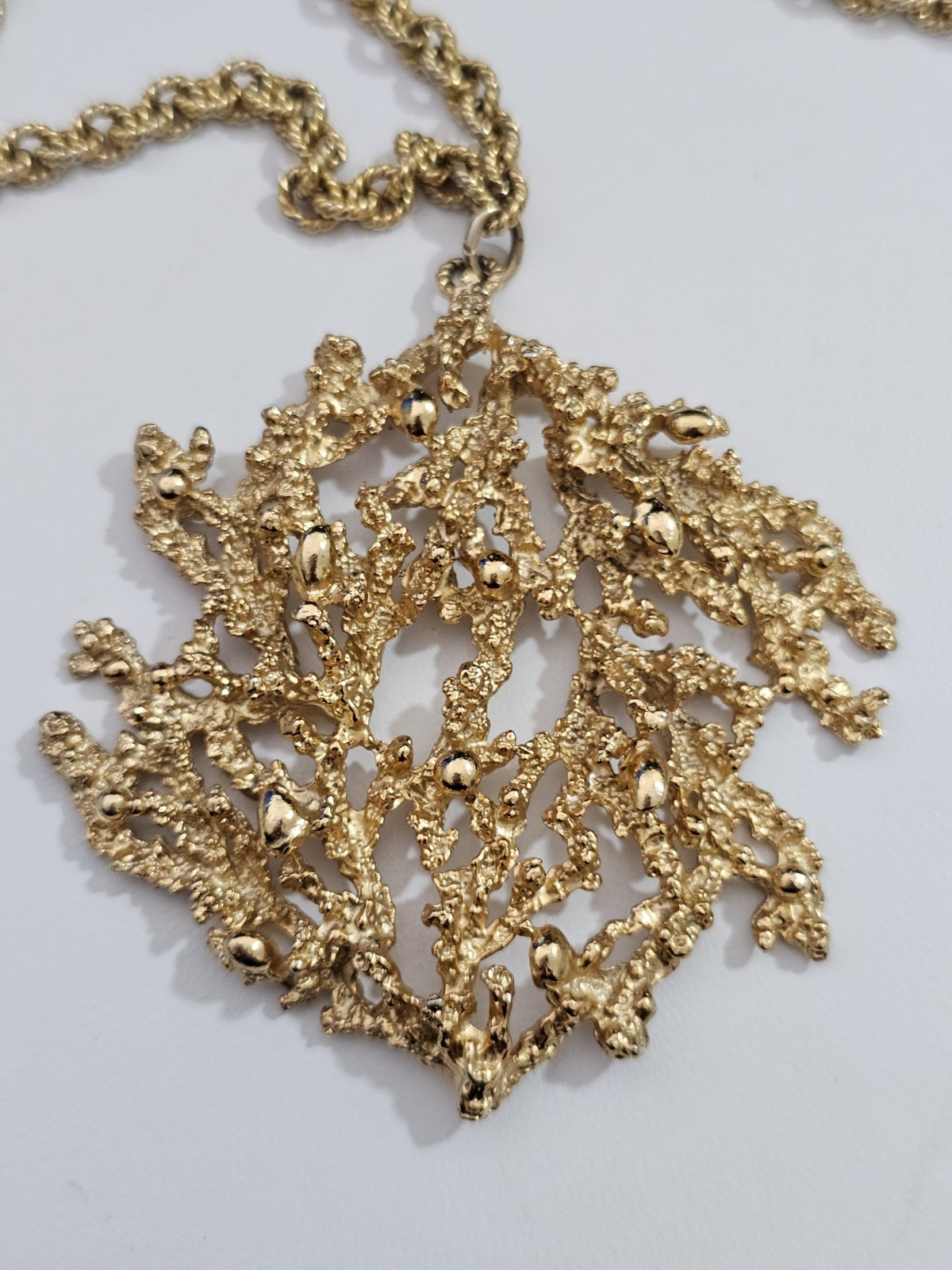 VINTAGE RARE 1971 NAPIER BERTOLLI CORAL GOLDTONE CHAIN 24″ NECKLACE PENDANT BOOK