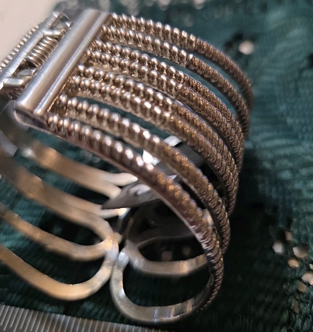 Vtg Silvertone Scalloped Front Opening Hinged Cuff Bracelet 16.51CM 6.5″ V12