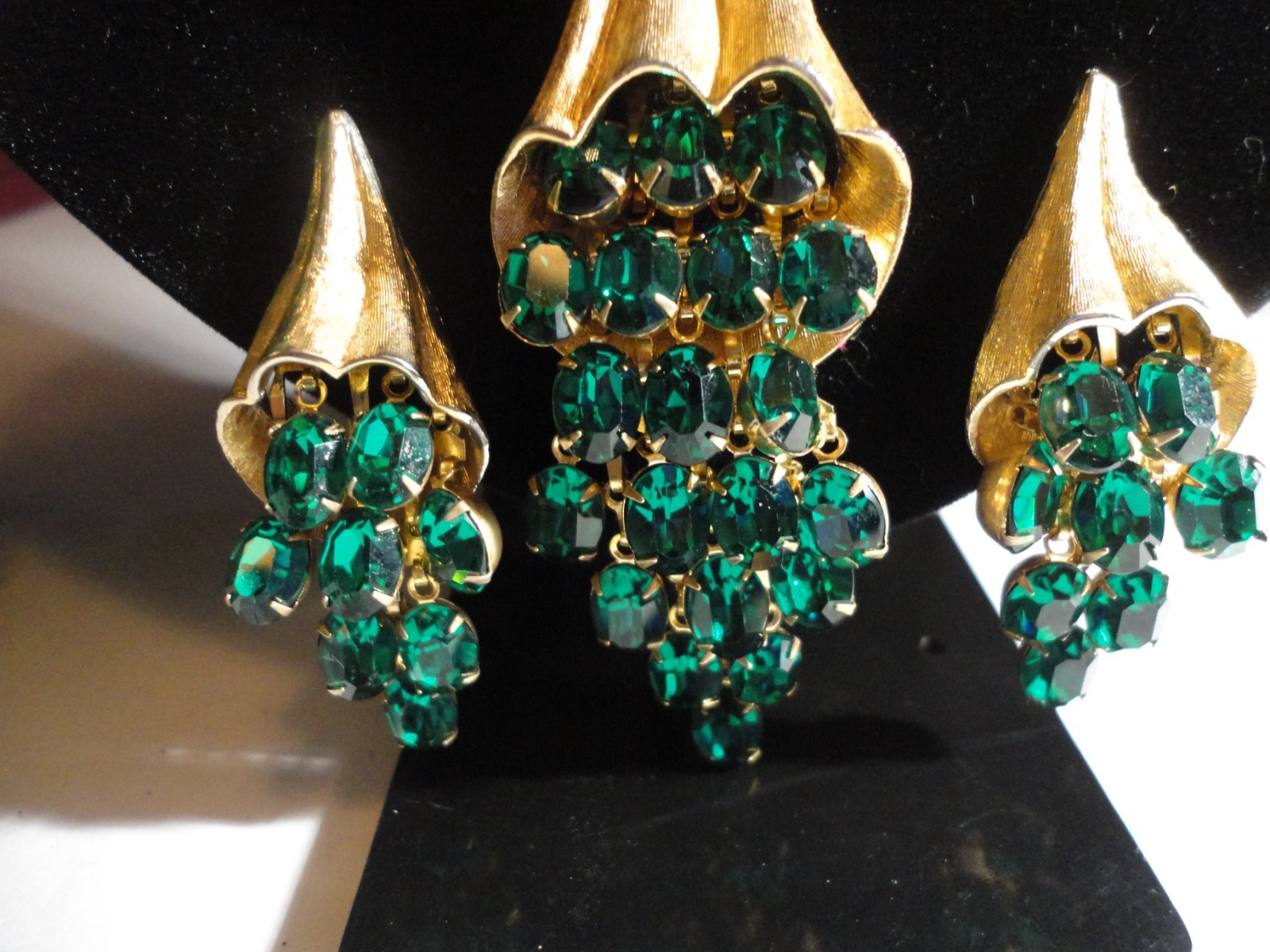 Vintage Estate Necklace & ER with Beautiful Emerald Green Sparkling Stones.