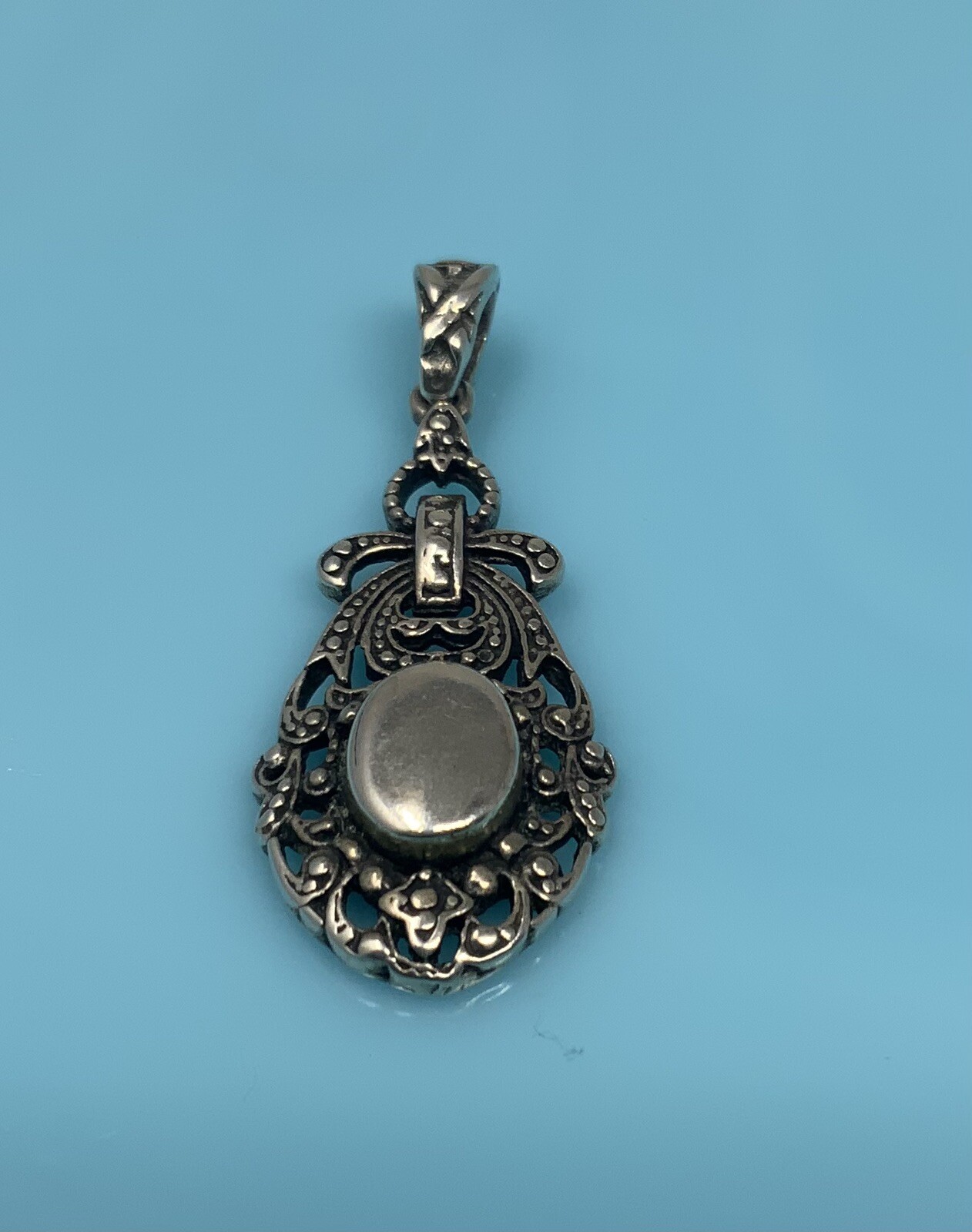 Vintage Engraveable Victorian Sterling Silver Ornate Oval Pendant England 6.5g