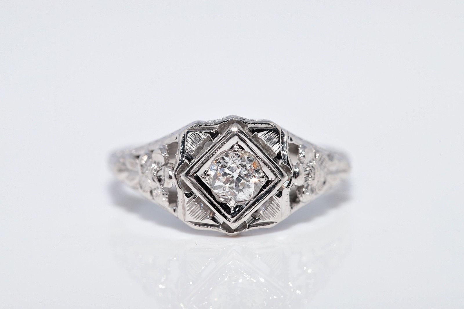 Antique Circa 1920s Handcrafted Art Deco 18k Gold Natural Diamond Ring