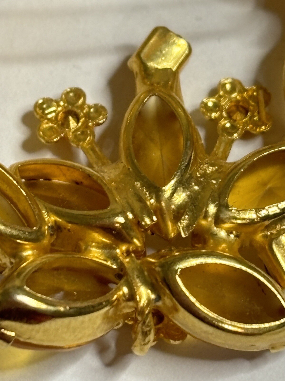 Vintage Style Wreath Shaped Pin Brooch With Flowers Gold Tone