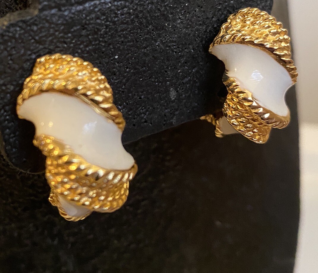 Vtg GAY BOYER Signed White Enamel Gold Tone Rope Design Retro Chic NY Earrings