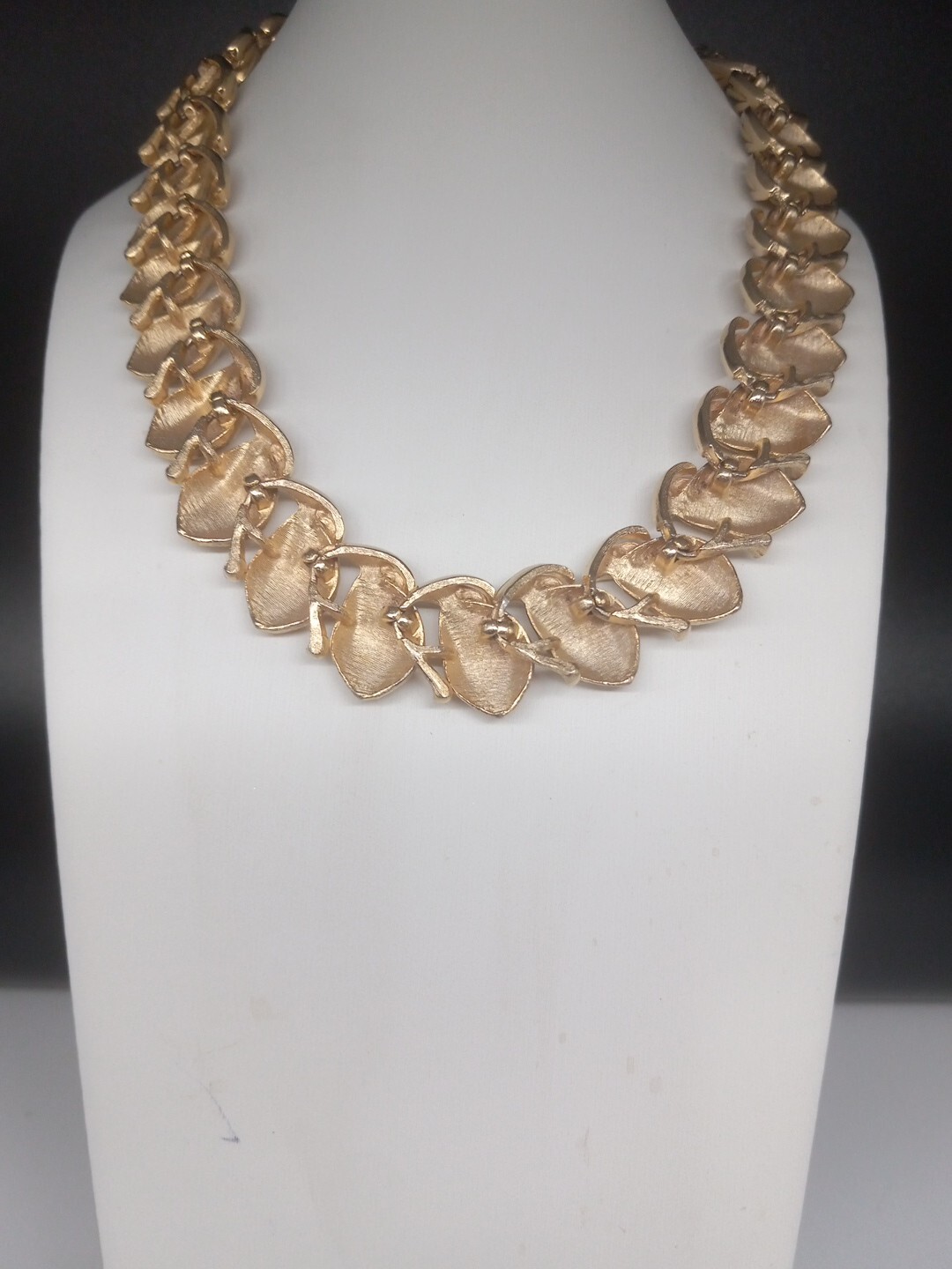 Vintage Intricately Designed Leaf Or Flower Bud Gold Tone Choker Necklace