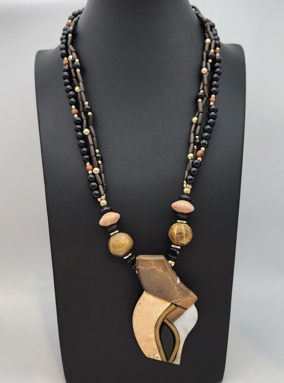 Vtg Lee Sands Crab Claw Shaped Shell Inlay Pendant Stone Black Beads Necklace