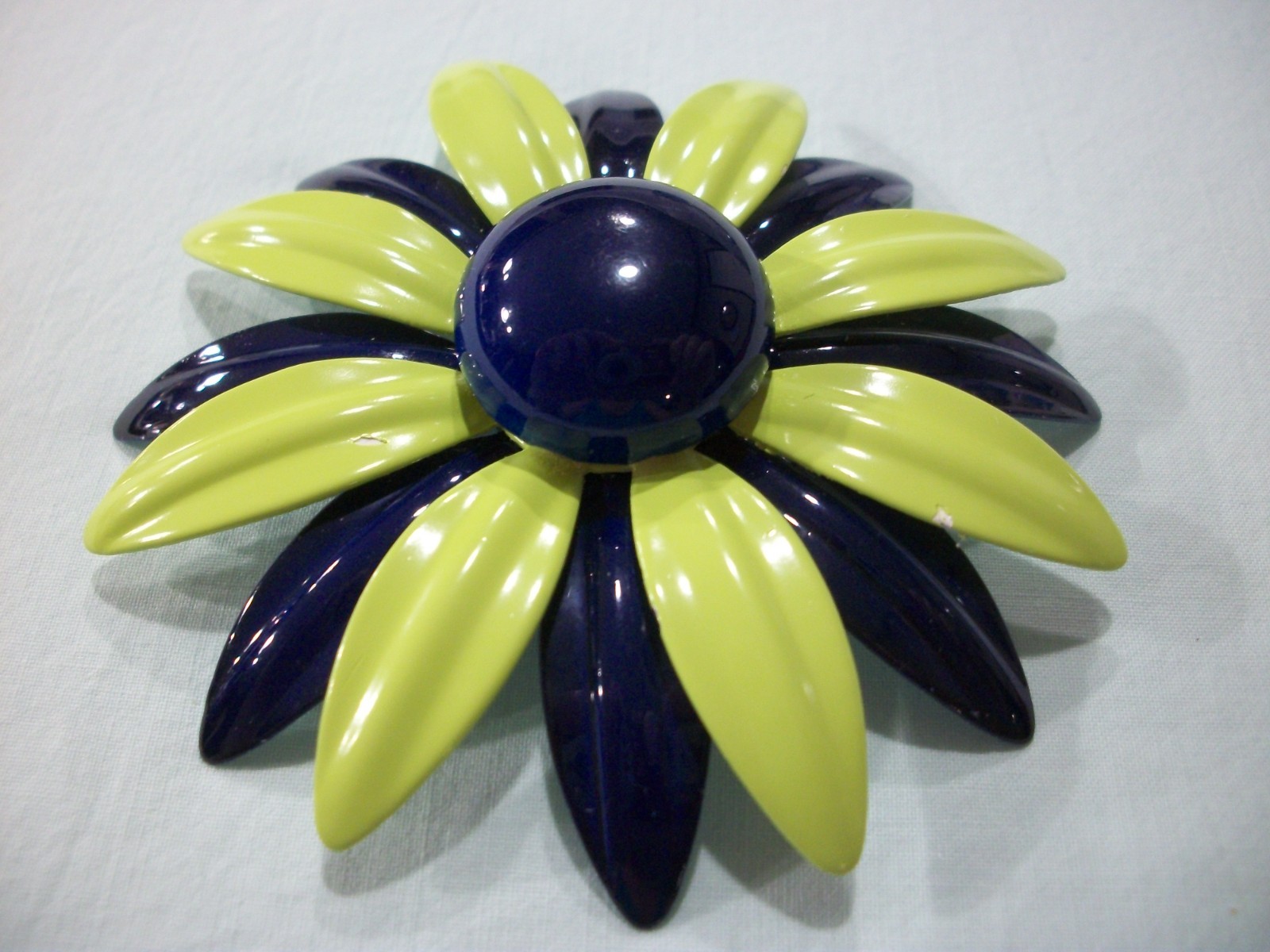 ViNTaGE NaVy BLuE/LiMe GReeN MeTaL ENaMeL HuGe 3″ DAiSy/FLoWeR PiN/BRooCH
