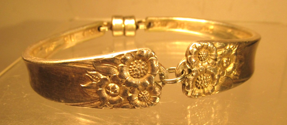 Wonderful Vintage Silver Plate Spoon Bracelet W/ Magnet Clasp 7” length