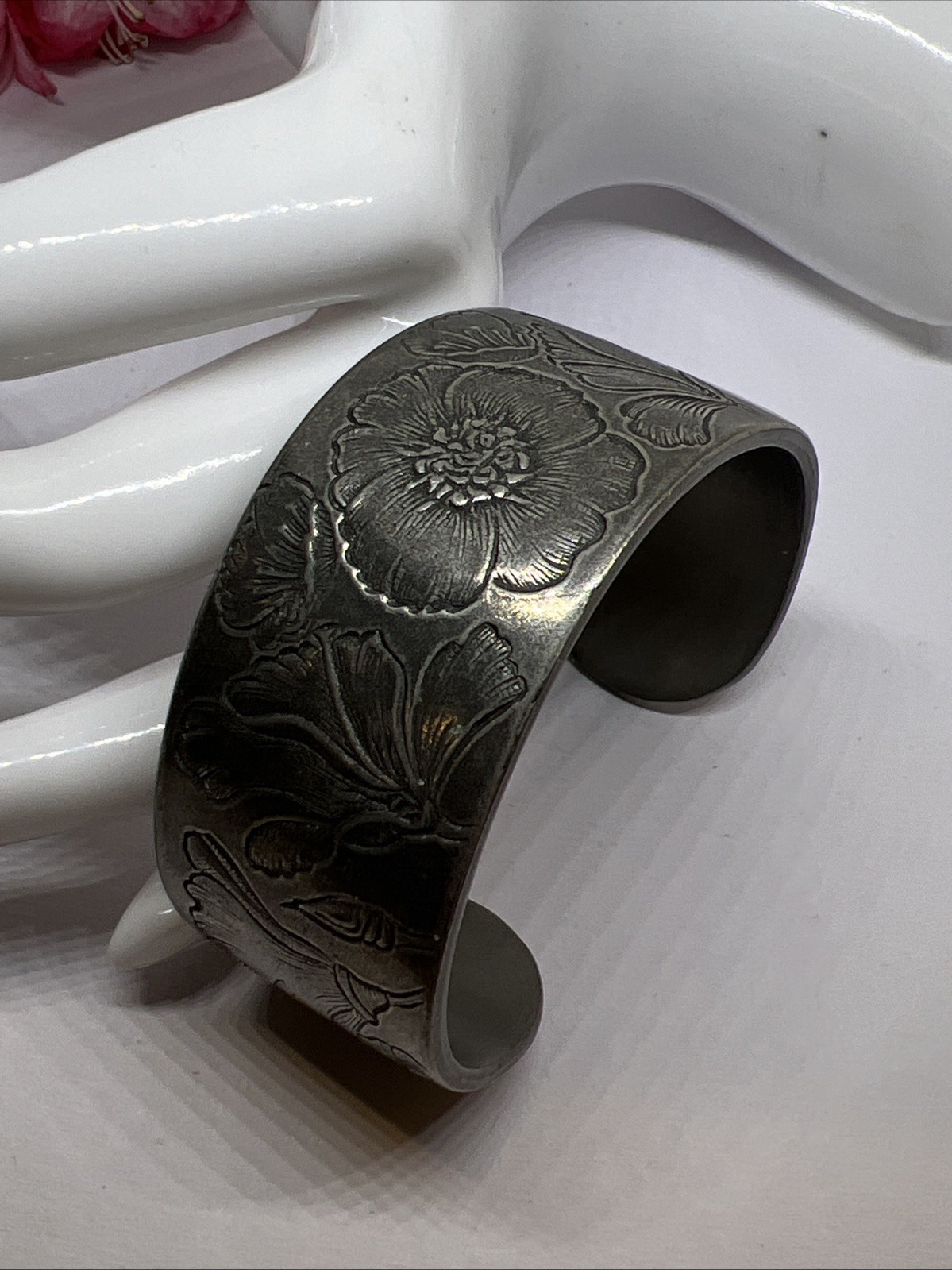 VTG SALISBURY PEWTER AUGUST POPPY FLOWER 1” WIDE CUFF BRACELET