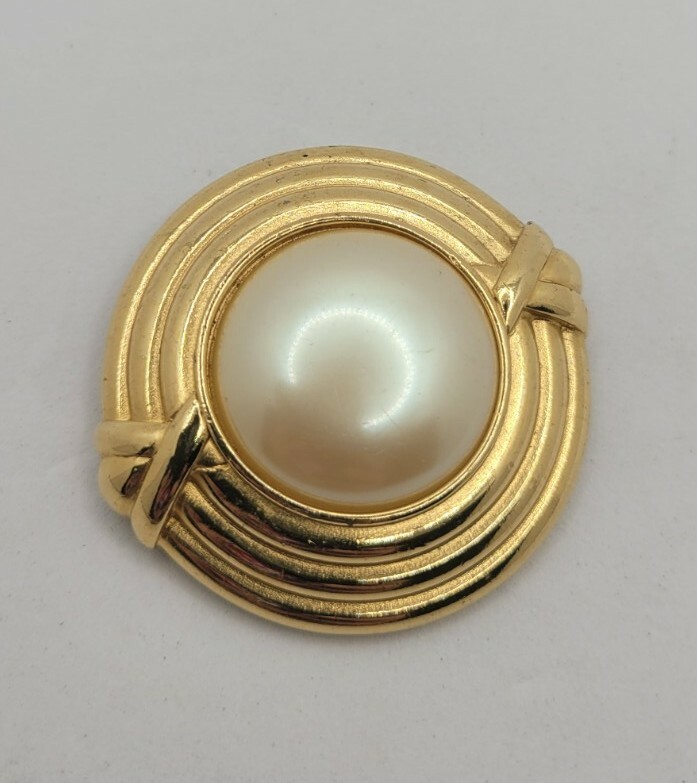 Monet Faux Pearl Goldtone Round Brooch Pin Classic Signed Vintage 1950s
