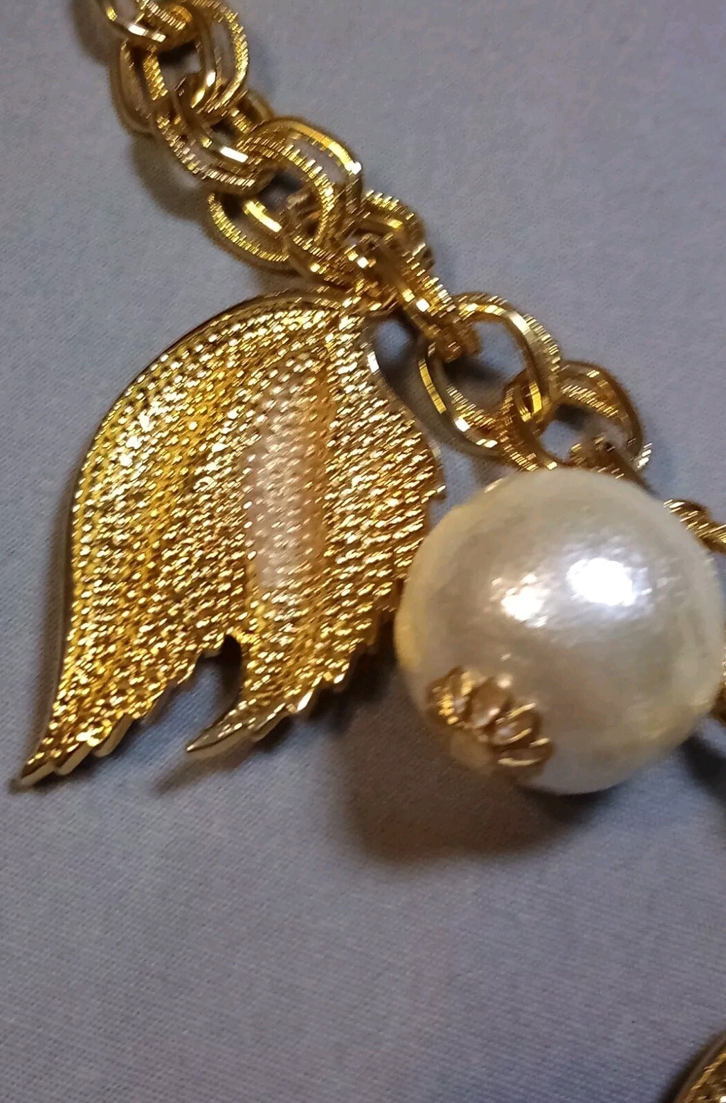 Vintage Gold Tone Double Link Textured Leaves Simulated Pearls Necklace 18-3/4″