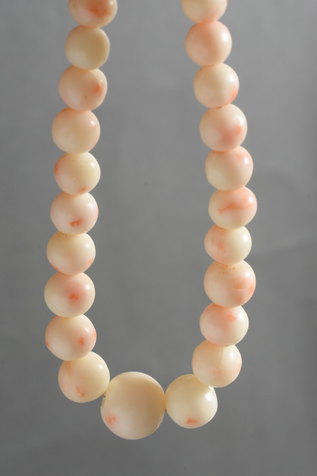 Vintage graduated Genuine Natural Angel skin Coral necklace !