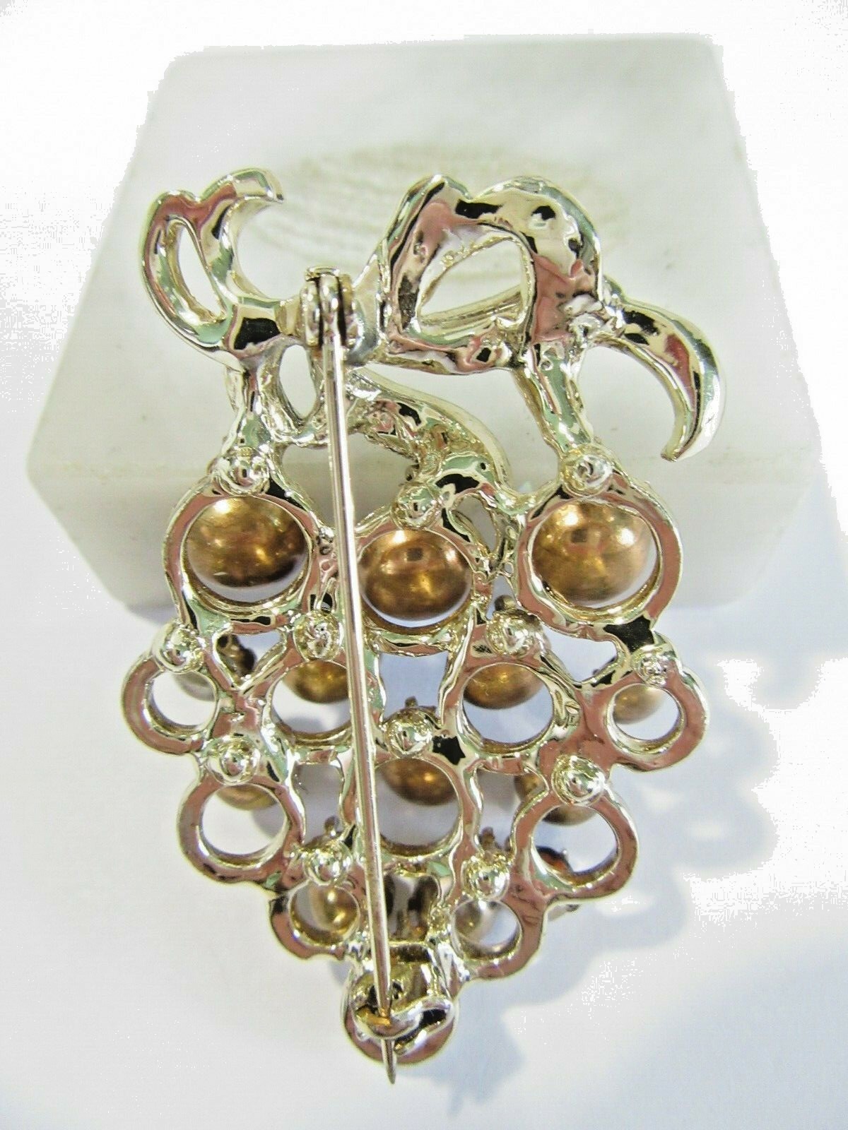 VINTAGE BROWN DANGLE RHINESTONE BUNCH OF GRAPES PIN DIFFERENT